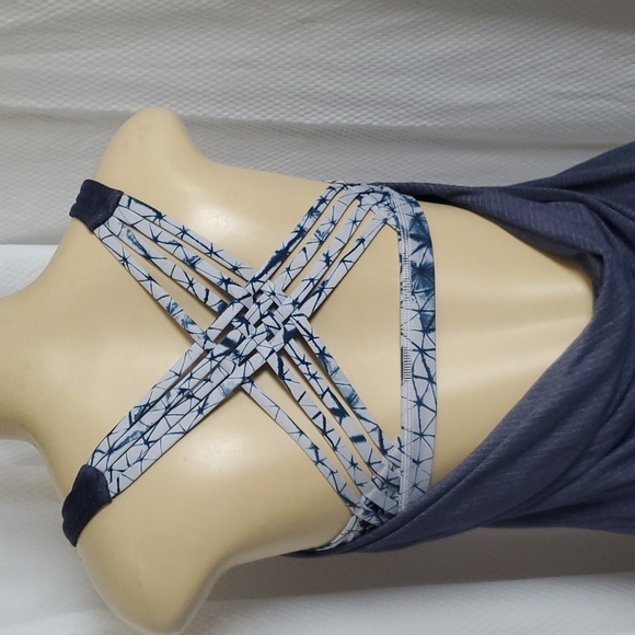 Lululemon Women's Wild Tank Top Built in Bra Strappy Blue Stripe Criss Cross Sz6 - Picture 6 of 12